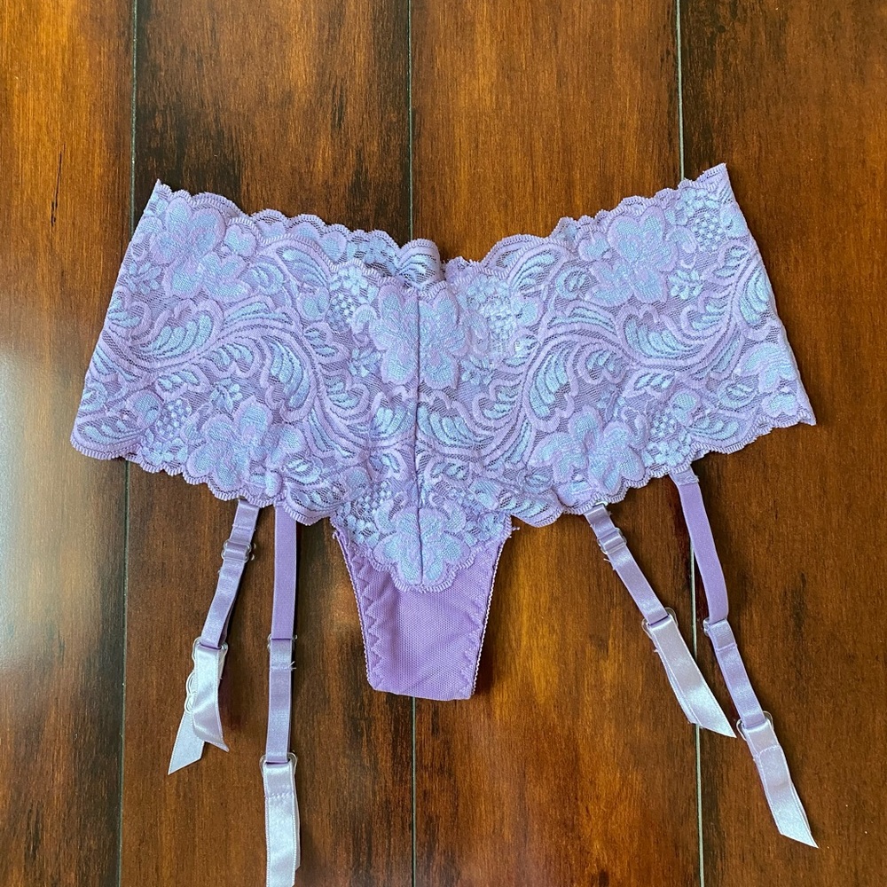 NEW w/o tag. Fredrick’s of Hollywood lace panty w/garter. S